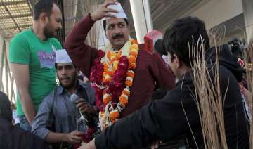 gujarat police book arvind kejriwal for poll code... gujarat police book arvind kejriwal for poll code...