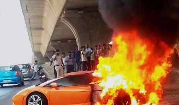 lamborghini catches fire driver escapes unhurt -... lamborghini catches fire driver escapes unhurt -...