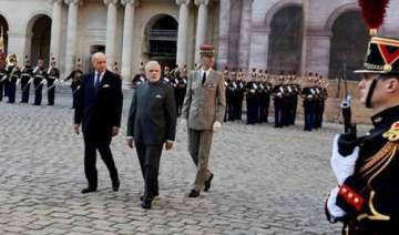 modi accorded ceremonial welcome in paris - India... modi accorded ceremonial welcome in paris - India...
