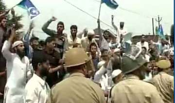 hurriyat chief geelani placed under house arrest... hurriyat chief geelani placed under house arrest...