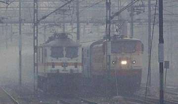 dense fog envelopes delhi 89 trains delayed -... dense fog envelopes delhi 89 trains delayed -...