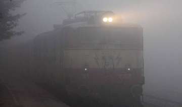 30 trains to delhi delayed due to fog - India TV 30 trains to delhi delayed due to fog - India TV