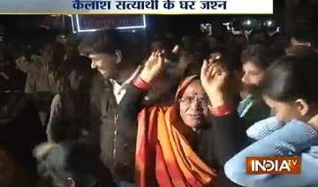 vidisha residents celebrate as satyarthi receives... vidisha residents celebrate as satyarthi receives...