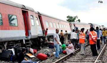 rajdhani derails near kolkata all passengers safe... rajdhani derails near kolkata all passengers safe...