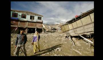 five armymen killed 33 untraced after leh... five armymen killed 33 untraced after leh...