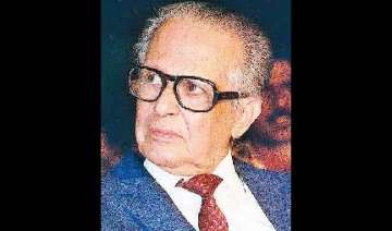 cartoonist r k laxman comfortable in pune... cartoonist r k laxman comfortable in pune...