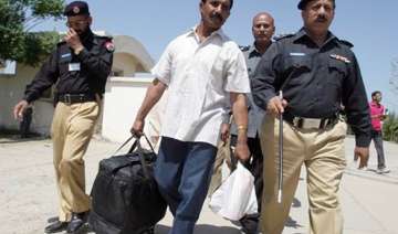 indian prisoner returns from pakistan after 27... indian prisoner returns from pakistan after 27...