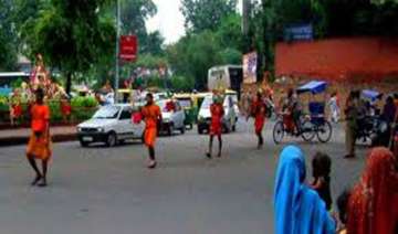 kanwariyas go on rampage after car hit devotees -... kanwariyas go on rampage after car hit devotees -...