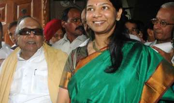 karuna receives kanimozhi cadres give rousing... karuna receives kanimozhi cadres give rousing...