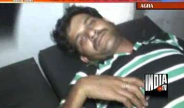 man beaten up by policeman in agra - India TV man beaten up by policeman in agra - India TV