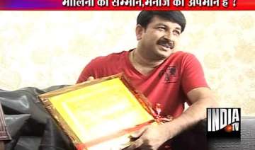 manoj tiwari returns honour after malini is... manoj tiwari returns honour after malini is...