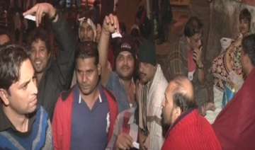 nearly 500 mumbai parents in nightlong queues for... nearly 500 mumbai parents in nightlong queues for...