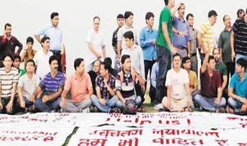 noida extn flat buyers stage protest - India TV noida extn flat buyers stage protest - India TV