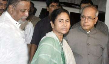 pranab visits mamata s ailing mother in hospital... pranab visits mamata s ailing mother in hospital...