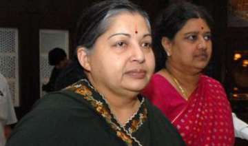sasikala meets jayalalithaa at poes garden... sasikala meets jayalalithaa at poes garden...
