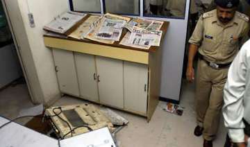 sena assaults the week staff in mumbai - India TV sena assaults the week staff in mumbai - India TV