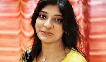 surat woman gives jigna s cellphone to police... surat woman gives jigna s cellphone to police...