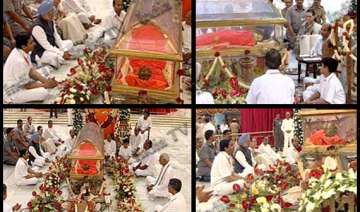 pm sonia lead thousands in paying homage to... pm sonia lead thousands in paying homage to...