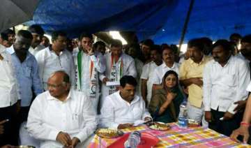 watch pic of sharad pawar munching dry fruits... watch pic of sharad pawar munching dry fruits...