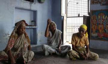 widows in varanasi celebrate raksha bandhan -... widows in varanasi celebrate raksha bandhan -...