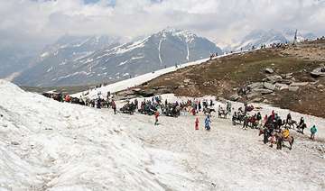 200 tourists trapped in snow rescued over 50... 200 tourists trapped in snow rescued over 50...