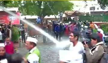 aap bjp workers clash in delhi lucknow kejriwal s... aap bjp workers clash in delhi lucknow kejriwal s...