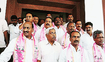 all trs mlas tdp mps resign - India TV all trs mlas tdp mps resign - India TV