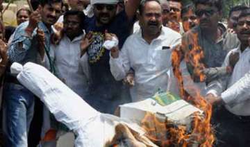 bjp sp workers clash in lucknow two policemen... bjp sp workers clash in lucknow two policemen...