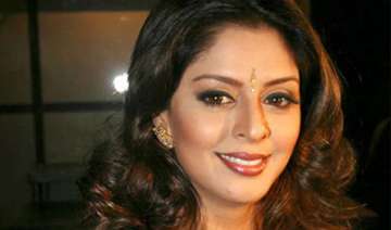 huge crowd in meerut prevents actor nagma from... huge crowd in meerut prevents actor nagma from...