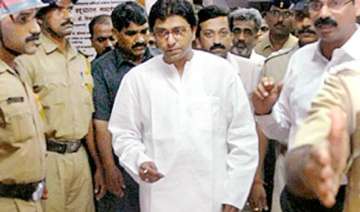 raj thackeray warns multiplexes not showing... raj thackeray warns multiplexes not showing...
