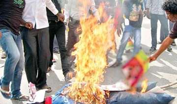 abam burns effigy of raghuvar das - India TV abam burns effigy of raghuvar das - India TV