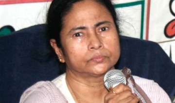 mamata accuses cpi m of distributing illegal arms... mamata accuses cpi m of distributing illegal arms...