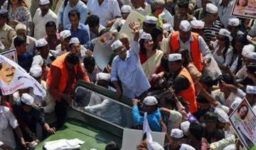 people of mumbai will teach aap a lesson uddhav... people of mumbai will teach aap a lesson uddhav...