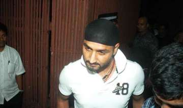 harbhajan singh robbed on road car damaged -... harbhajan singh robbed on road car damaged -...