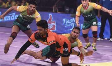 pro kabaddi u mumba hold edge over bengaluru... pro kabaddi u mumba hold edge over bengaluru...