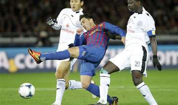 barcelona striker david villa breaks left leg -... barcelona striker david villa breaks left leg -...