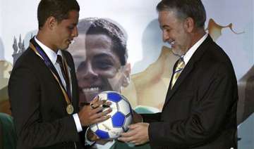 man united striker hernandez out for 2 weeks -... man united striker hernandez out for 2 weeks -...