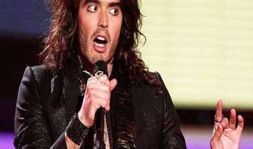 russell brand turns soccer expert for charity -... russell brand turns soccer expert for charity -...
