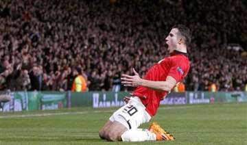 van persie out for 4 6 weeks with sprained knee -... van persie out for 4 6 weeks with sprained knee -...