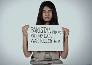 Gurmehar Kaur is the daughter of Kargil martyr... Gurmehar Kaur is the daughter of Kargil martyr...