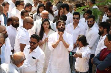 Suniel Shetty's father Veerapa Shetty's funeral -... Suniel Shetty's father Veerapa Shetty's funeral -...