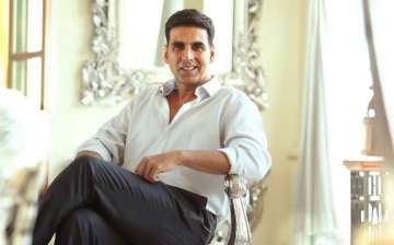 Akshay Kumar digs toilet in Madhya Pradesh -... Akshay Kumar digs toilet in Madhya Pradesh -...
