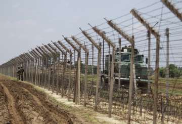 Pakistani army violates ceasefire on LoC, Indian... Pakistani army violates ceasefire on LoC, Indian...
