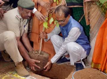 MP CM Shivraj Singh Chauhan with wife Shadhana at... MP CM Shivraj Singh Chauhan with wife Shadhana at...