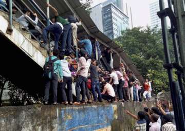 Passengers caught in a stampede at Elphinstone... Passengers caught in a stampede at Elphinstone...