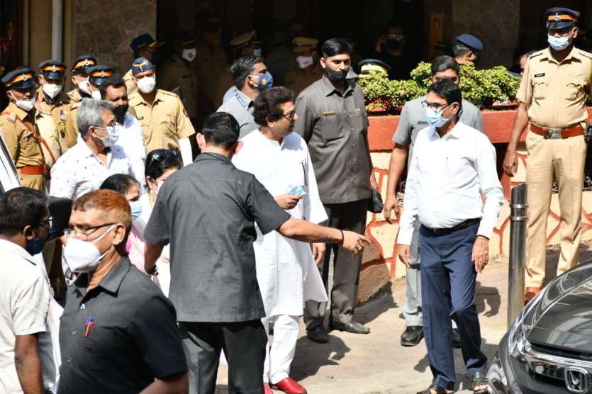 Raj Thackeray arrived to pay their last respects. 